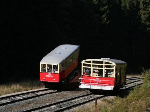 Vozy lanovky Oberweissbacher Bergbahn ve výhybně