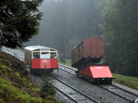 Vozy lanovky Oberweissbacher Bergbahn ve výhybně, tentokrát s nákladním vozem