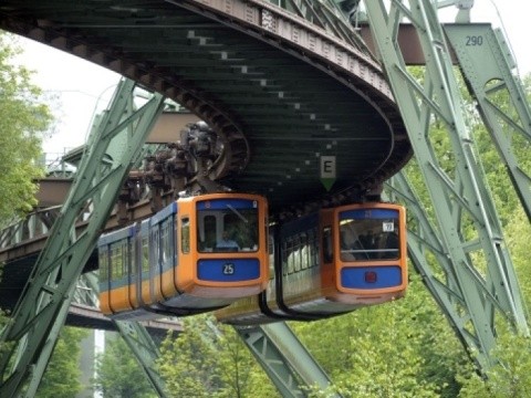 Současné vozy Schwebebahn na trati