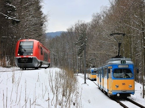 Spoj Thüringerwaldbahn v úseku souběžném s železniční tratí